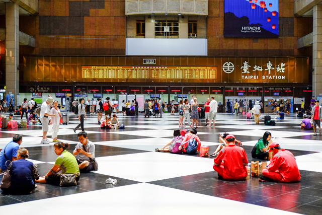 台北駅で座る人々