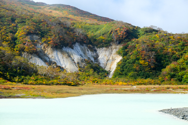 栗駒山の昭和湖の紅葉