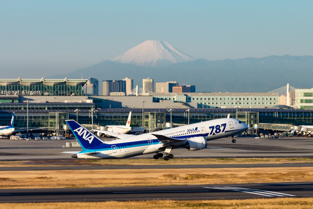 羽田空港と富士山と787